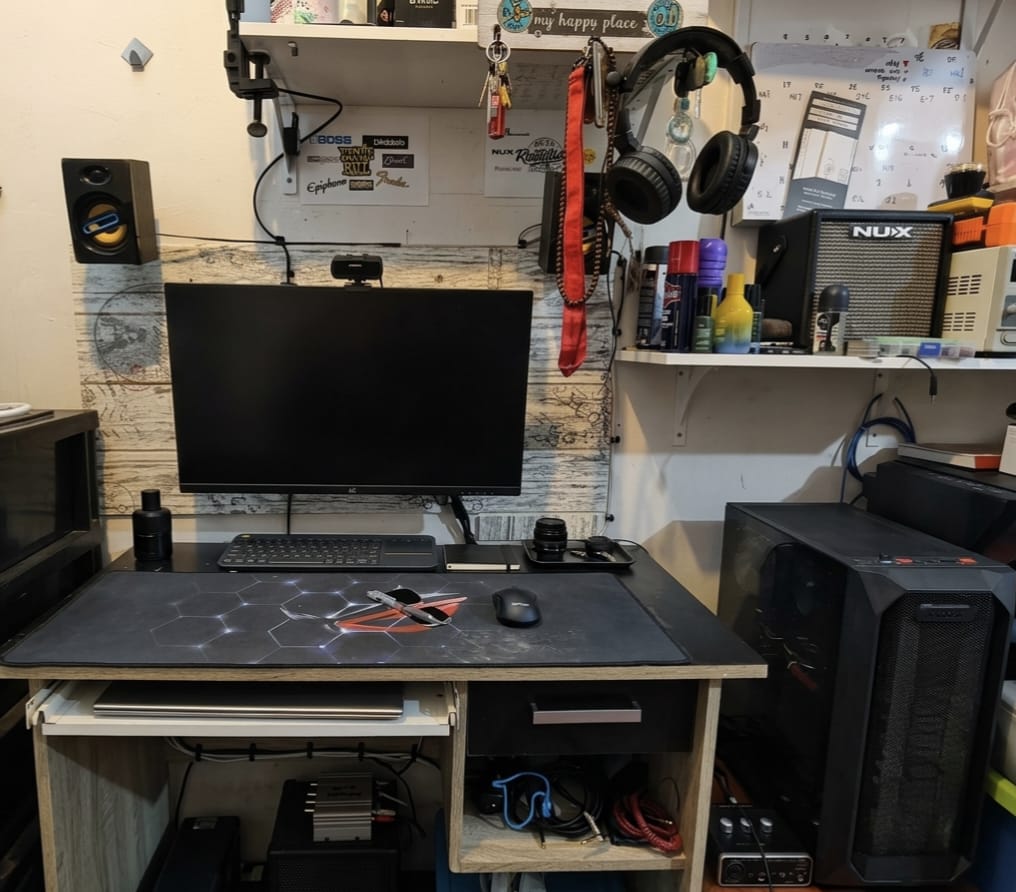 Real small room combining a home office and music corner